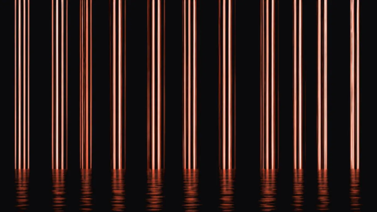 Barras de luz coral idênticas e igualmente espaçadas sobre um chão escuro: o mesmo padrão de qualidade repetido em cada trabalho